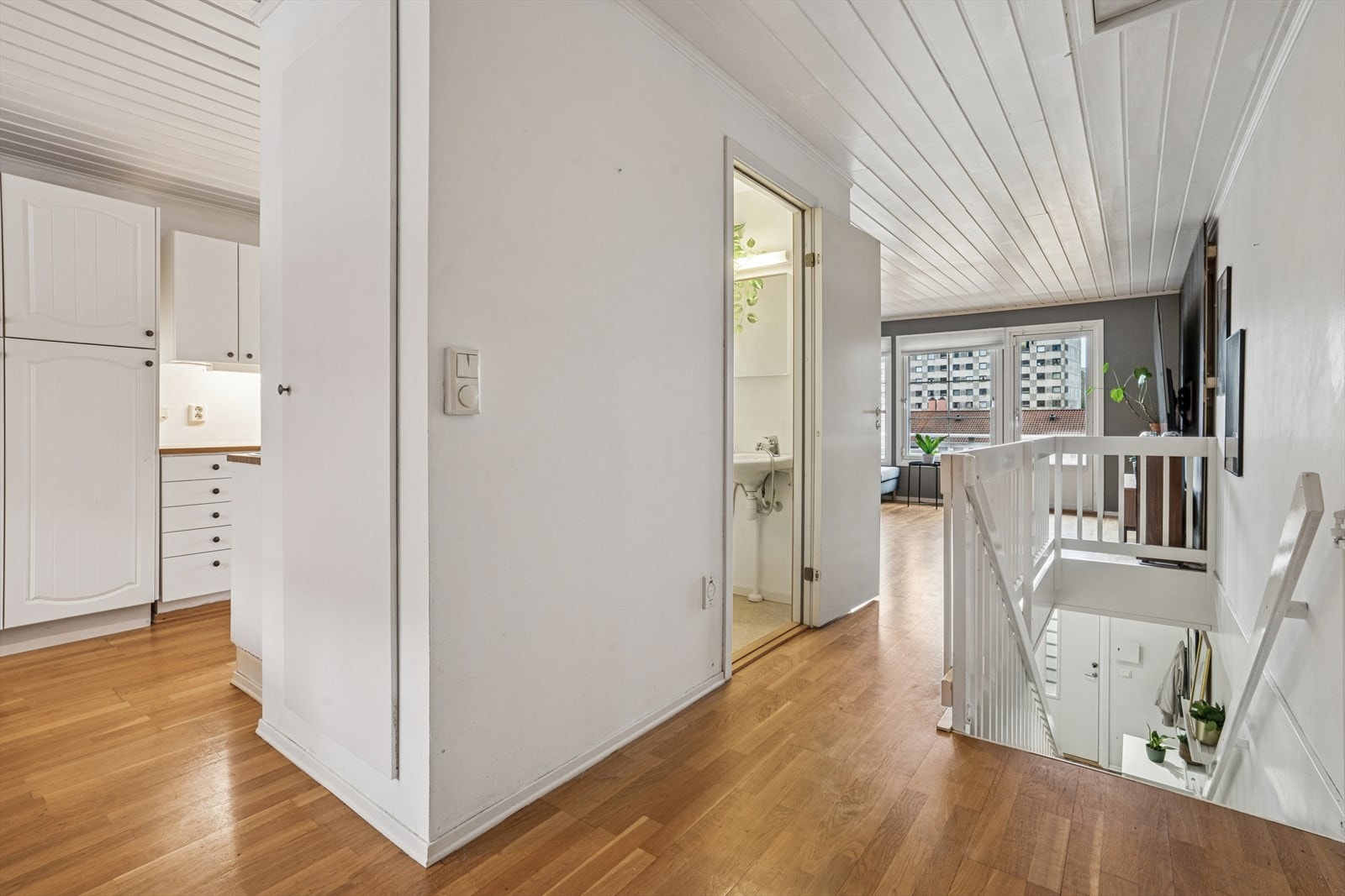 Fra hovedetasjen leder trappen ned til underetasjens soverom og bad. Galleribilde