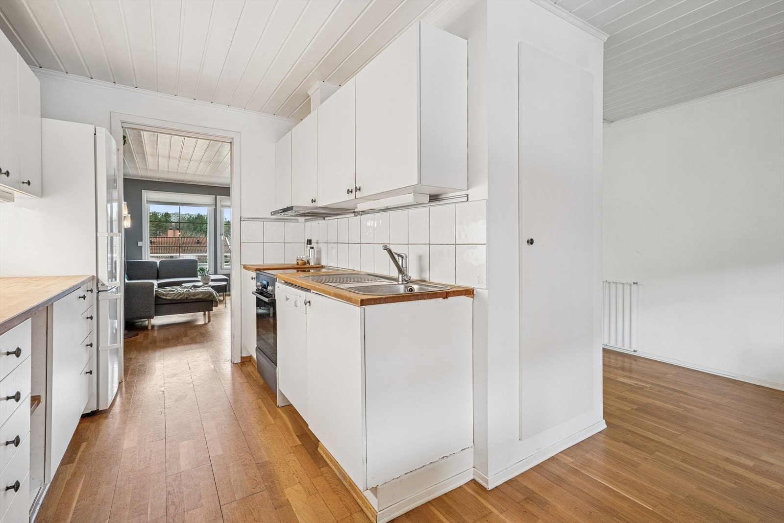 Kjøkkenet har en praktisk parallell-løsning med god arbeidsflyt. Galleribilde