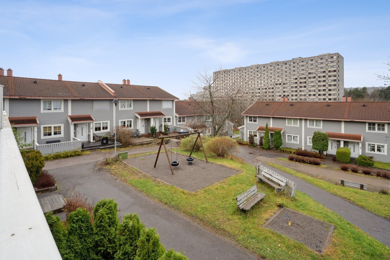 Området er etablert og rolig, med felles lekeplasser og grøntarealer. Galleribilde