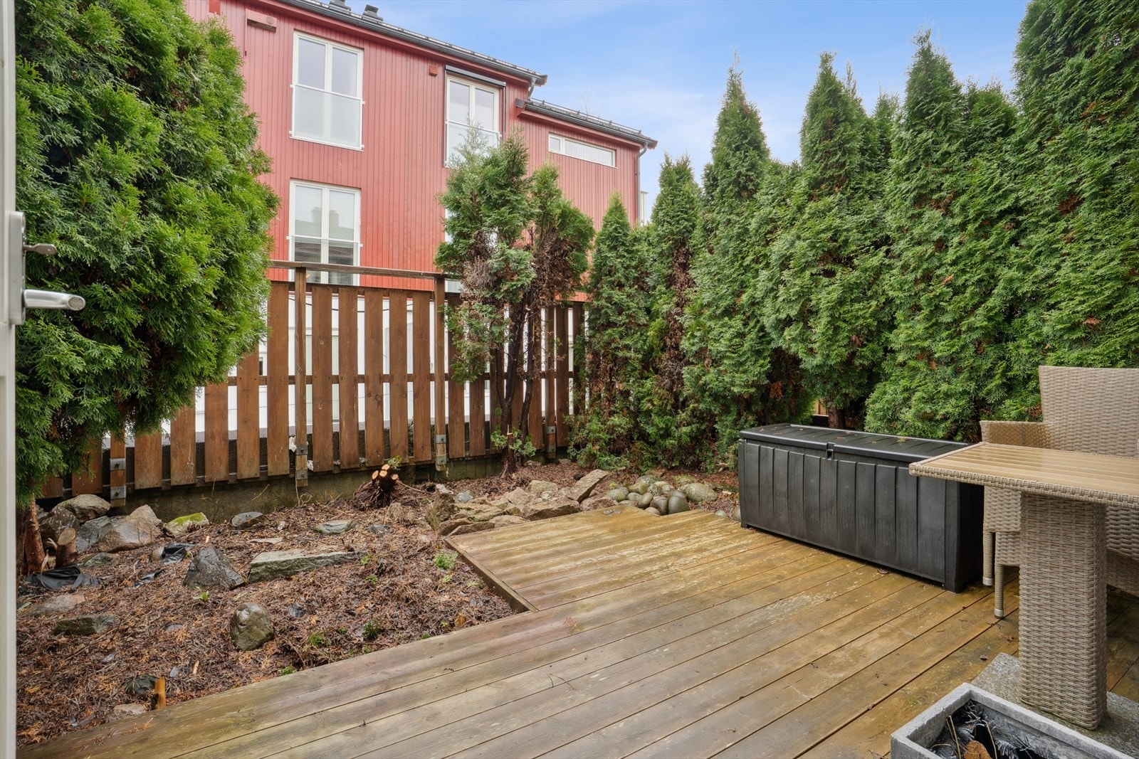 Fra underetasjen er det utgang til en markterrasse og et privat uteområde. Galleribilde