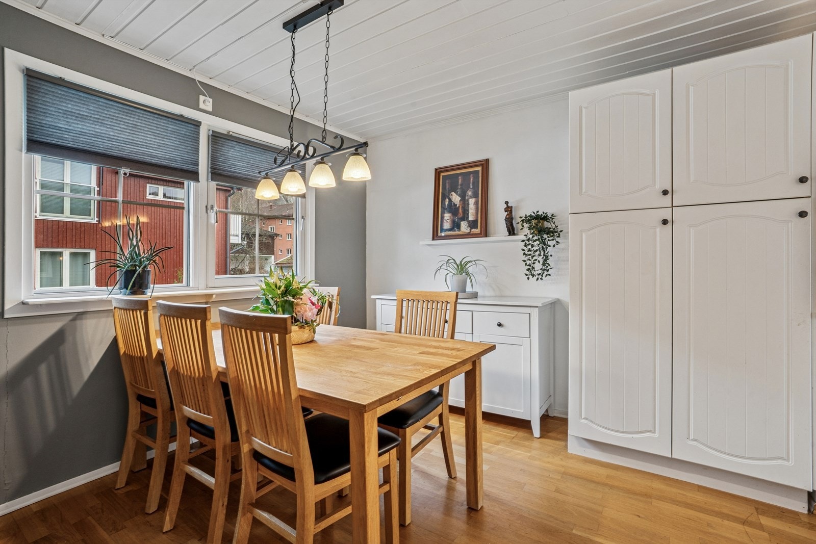 Spiseplassen er plassert ved vinduet, med plass til både familie og gjester. Galleribilde