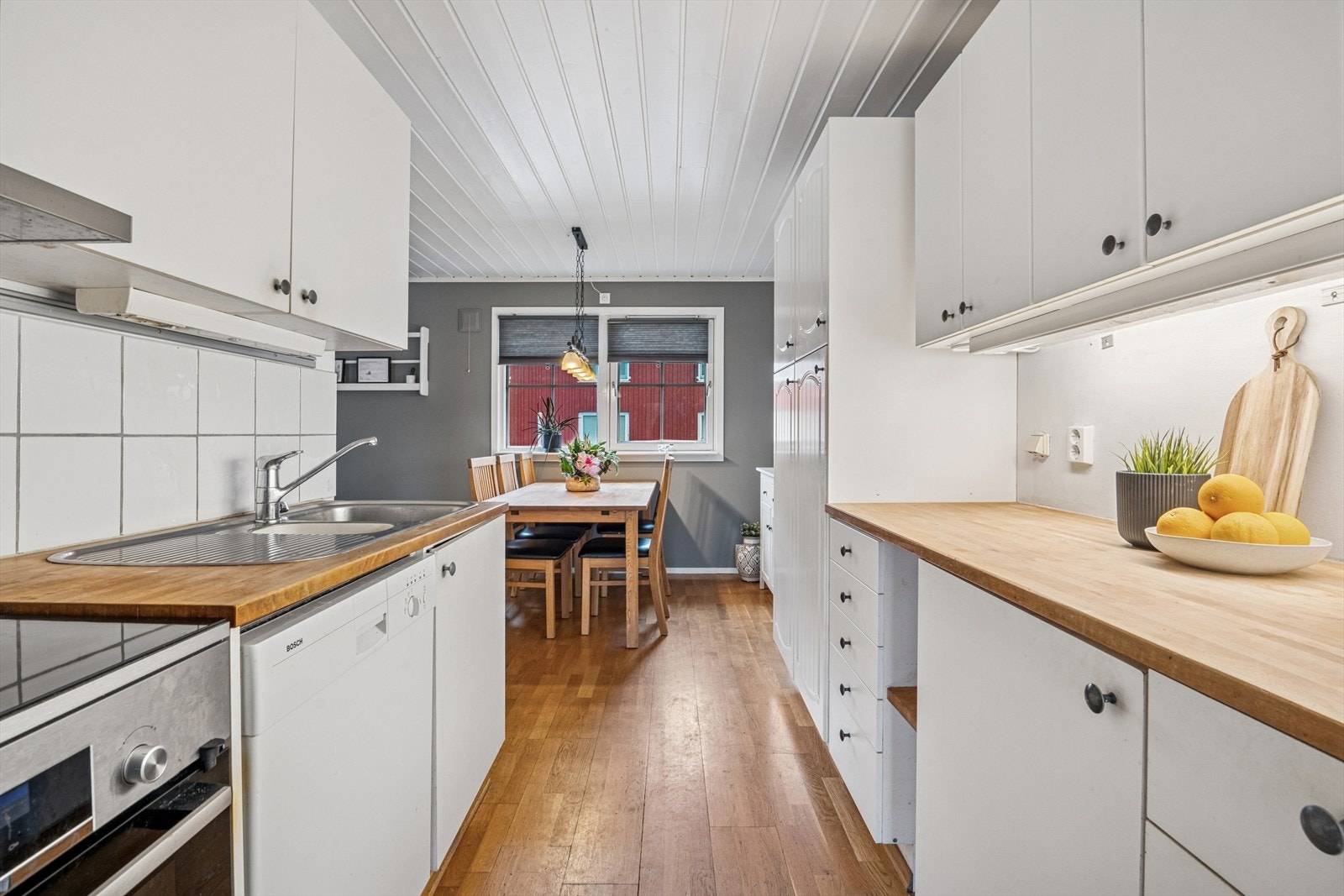 Kjøkkeninnredning med profilerte fronter og benkeplate i heltre. Galleribilde