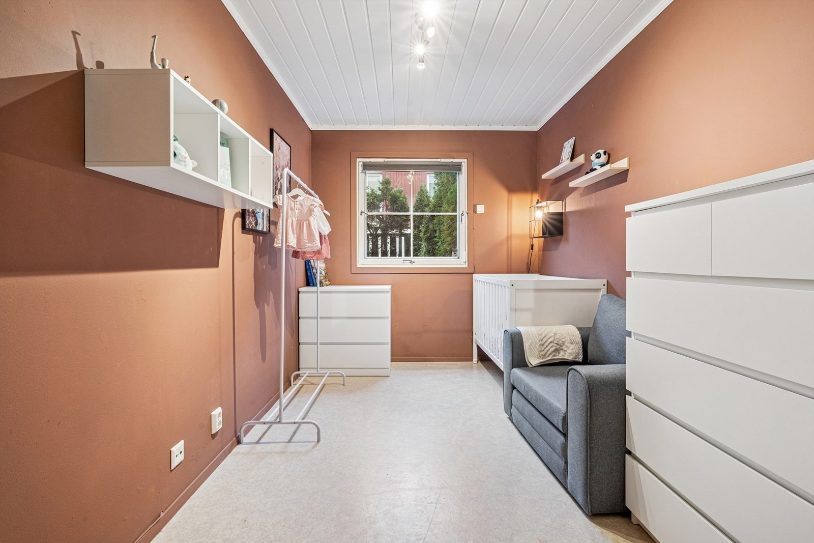 Et lunt og romslig soverom med plass til både seng og lekeareal. Galleribilde