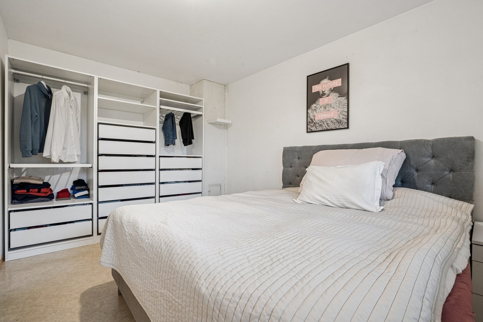 Romslig, åpen garderobeløsning gir god oversikt og rikelig med oppbevaring. Galleribilde