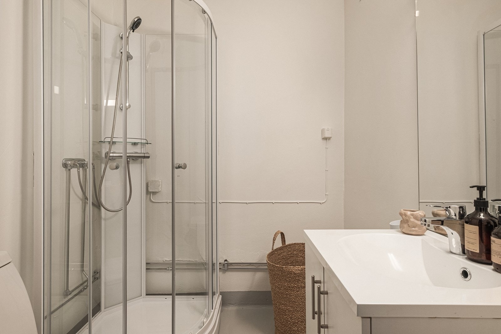 Bad med dusjkabinett, servantskap og speilskap. Opplegg for vaskemaskin. Galleribilde