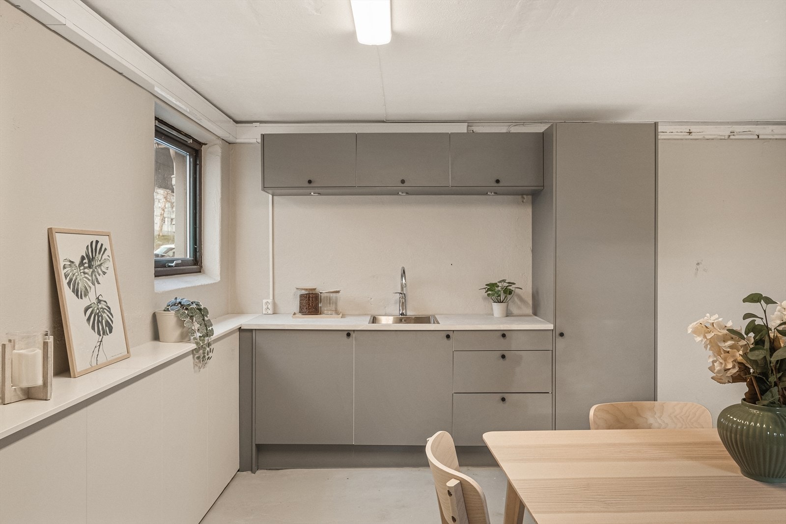 I første etasje i oppgang 44 finner du et fellesrom med et lite kjøkken - dette kan bli et sosialt samlingspunkt for dere som skal bo i Birkeveien borettslag. Galleribilde