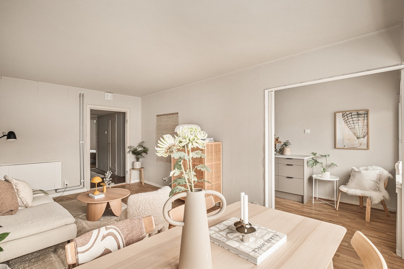 Lys og romslig leilighet med delvis åpen kjøkkenløsning, ideell for sosialt samvær og avslapning. Galleribilde