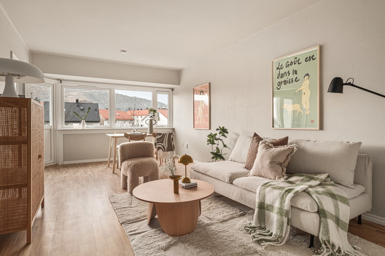 Lys og innbydende stue med vinduer som gir rikelig med naturlig lys. Galleribilde