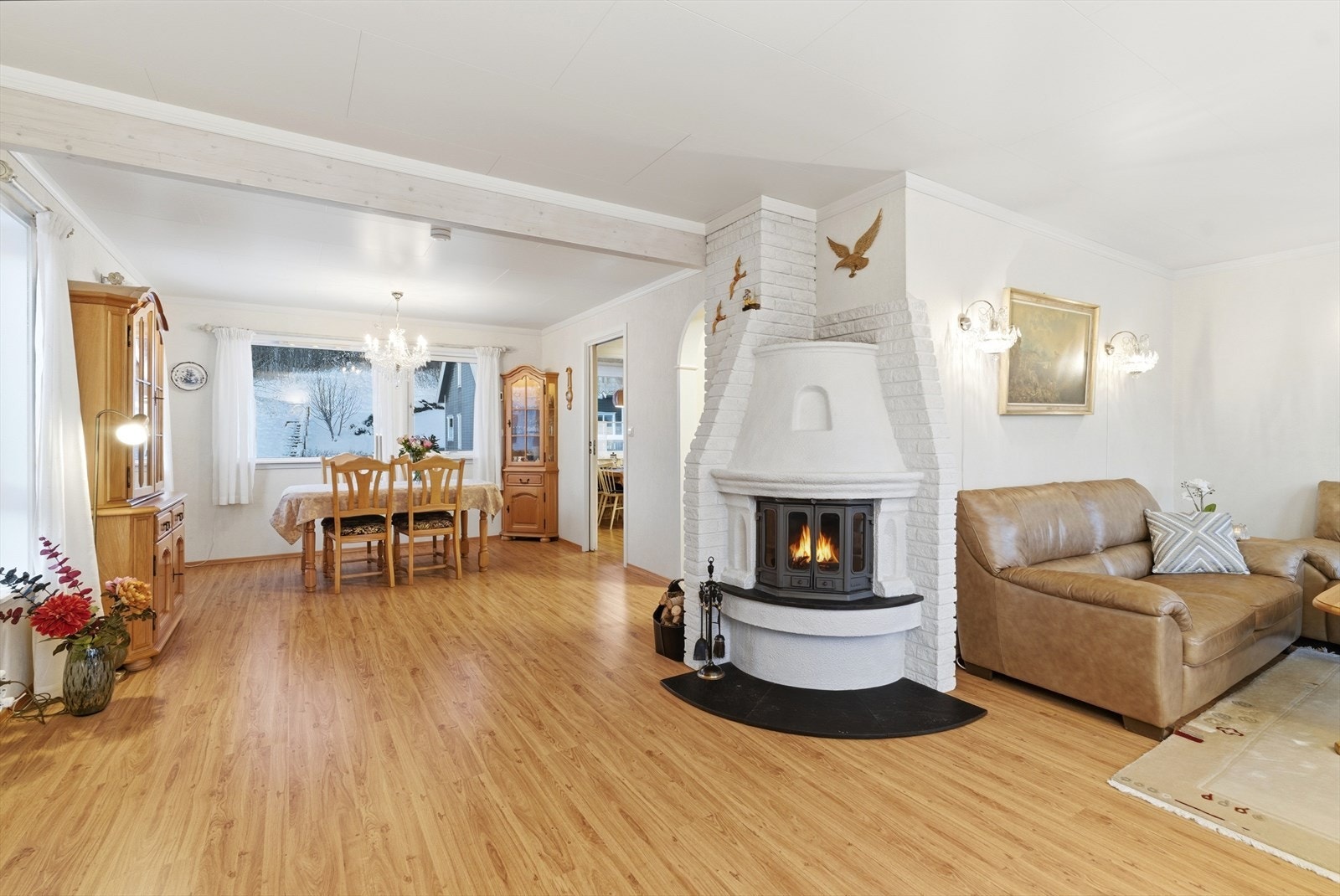 Romslig stue / spisestue med gode gulvflater. Galleribilde