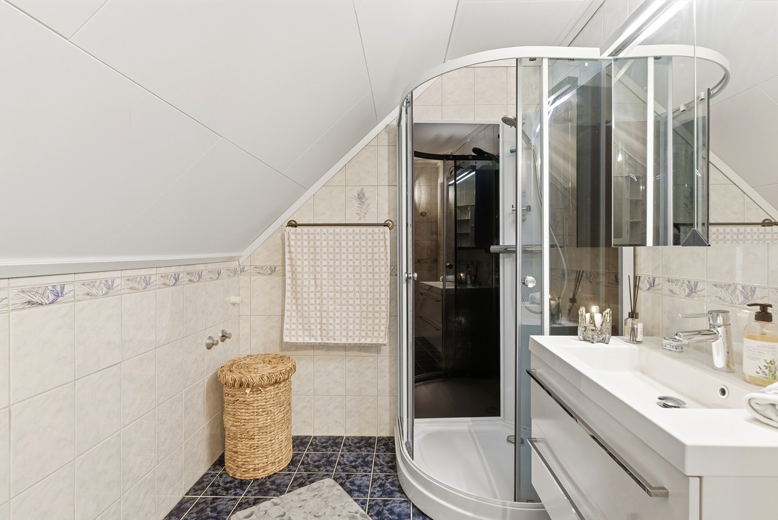 Lyst og fint bad. Moderne innredning og dusjkabinett fra 2019. Gode oppbevaringsmuligheter. Galleribilde