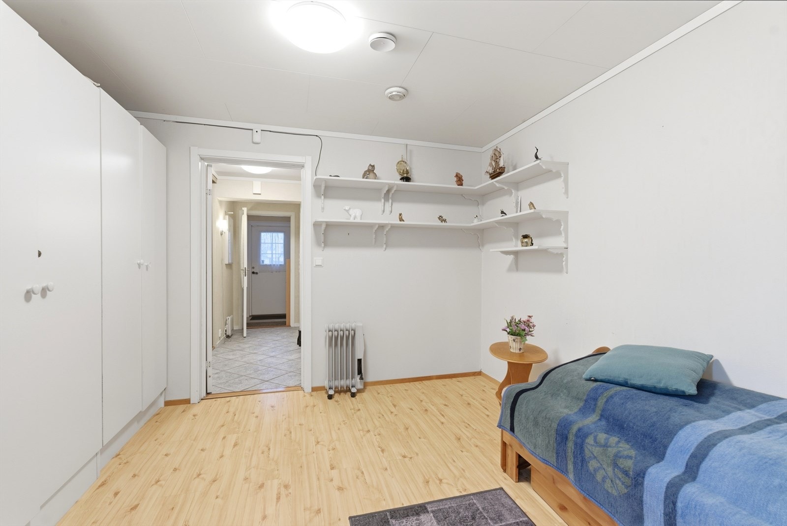 Soverom med god skapplass og plass til romslig seng. Galleribilde