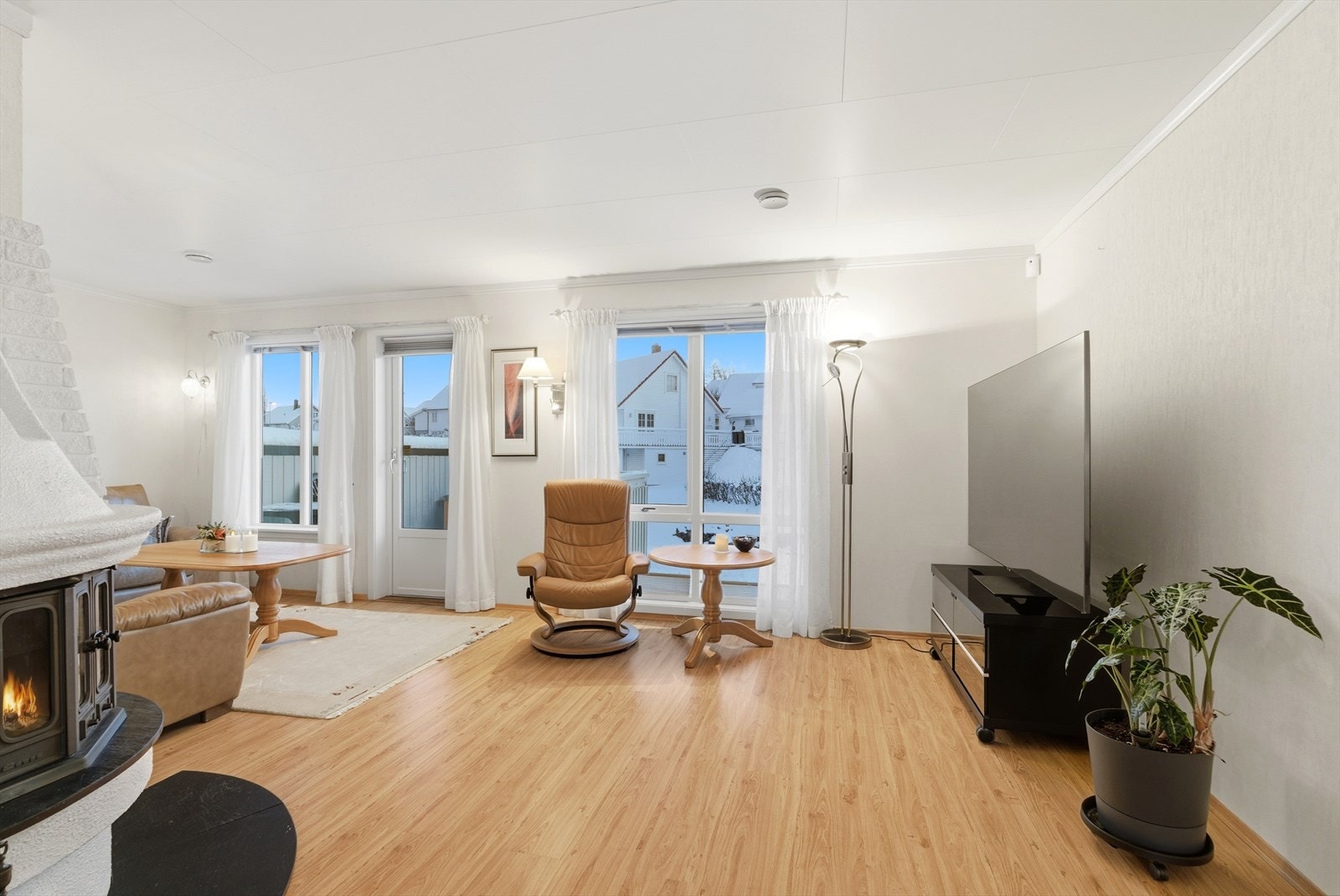 God plass til sofagruppe, lenestoler, vitrineskap og mer. Galleribilde