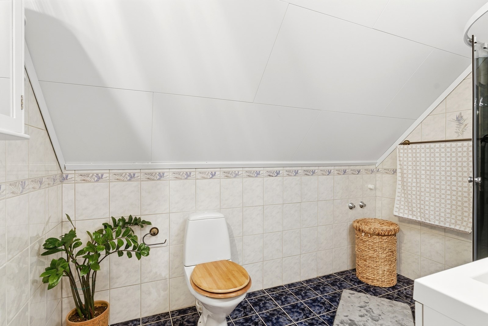 Flislagt bad med varmekabler i gulv. Galleribilde