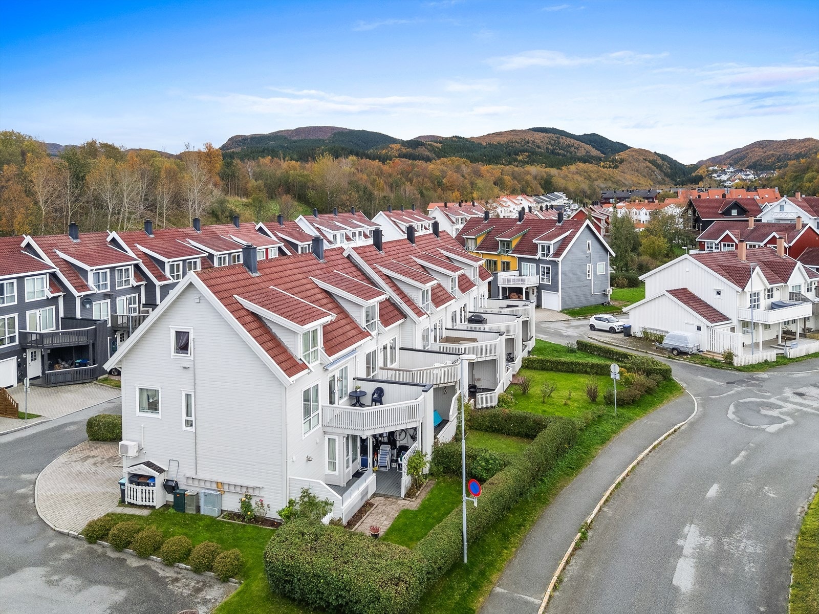 Boligen ligger i en blindgate med svært begrenset trafikkbelastning. Perfekt for barnefamilier. Galleribilde