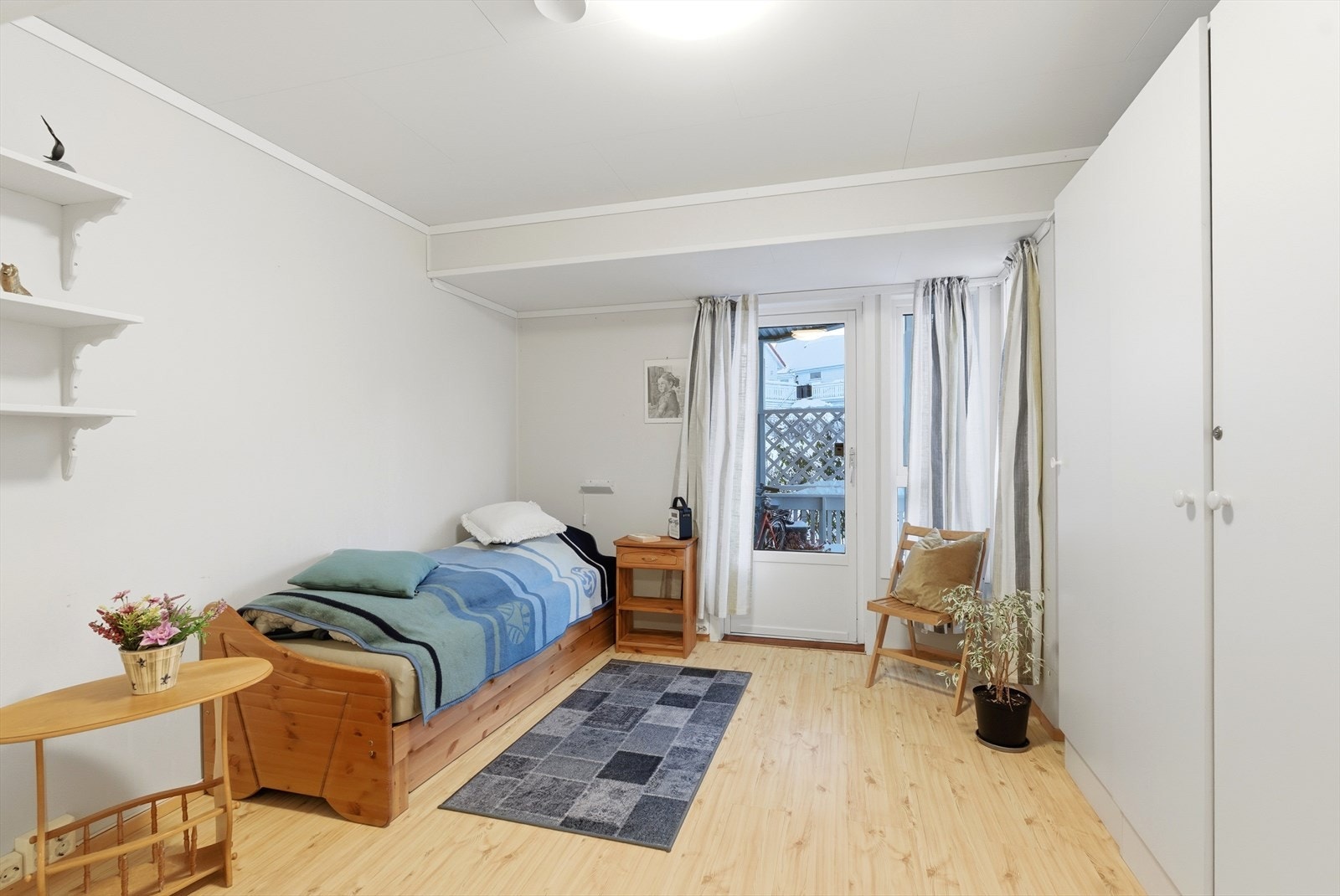 Romslig soverom 1/3, med utgang til terrasse. Galleribilde