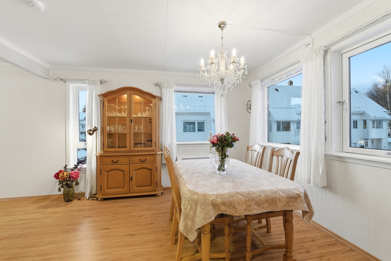 Rikelig med vindusflater som gir mye lys inn. Galleribilde