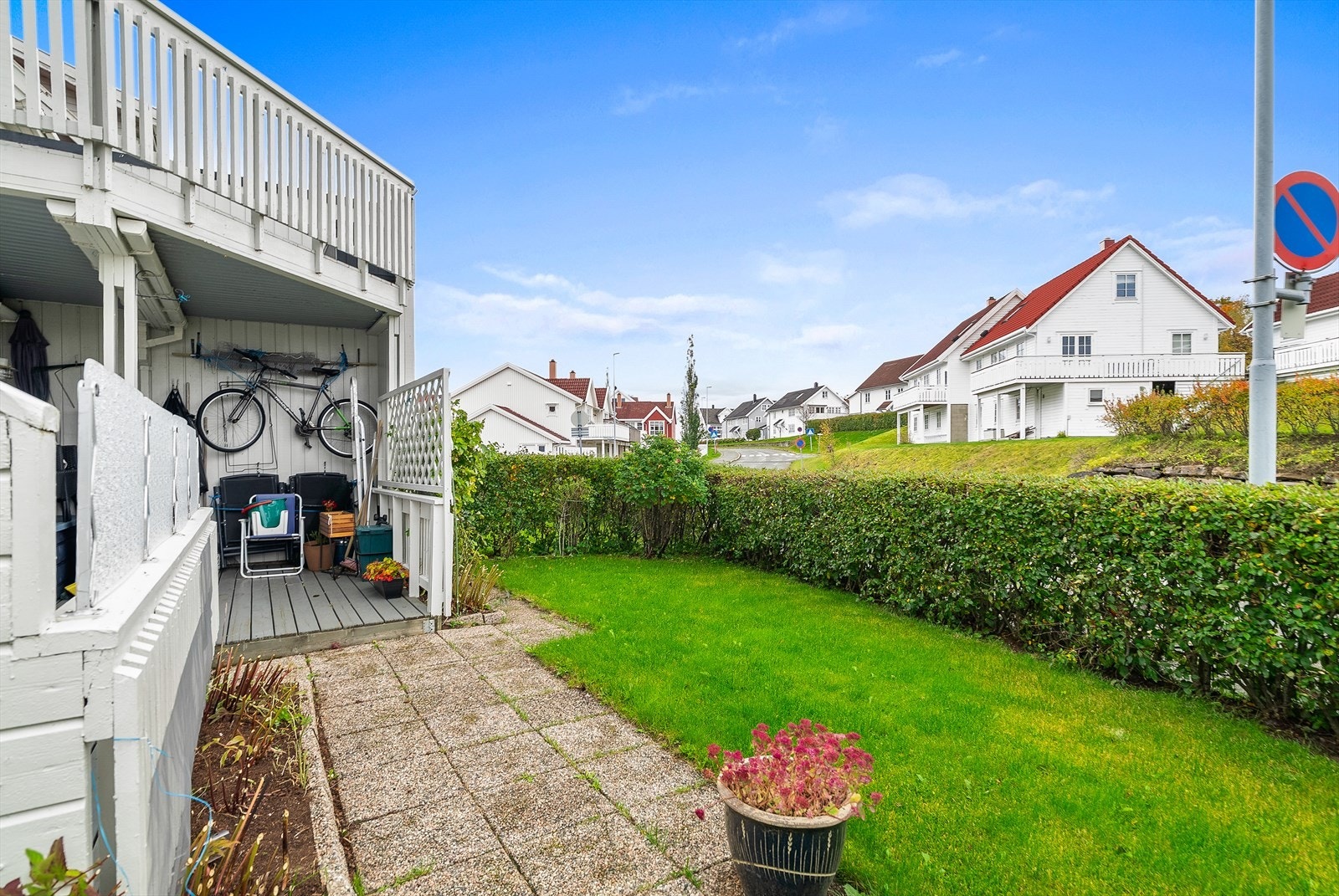 Her er det både balkong, terrasse og hageområde som innbyr til lek og avslapning. Galleribilde