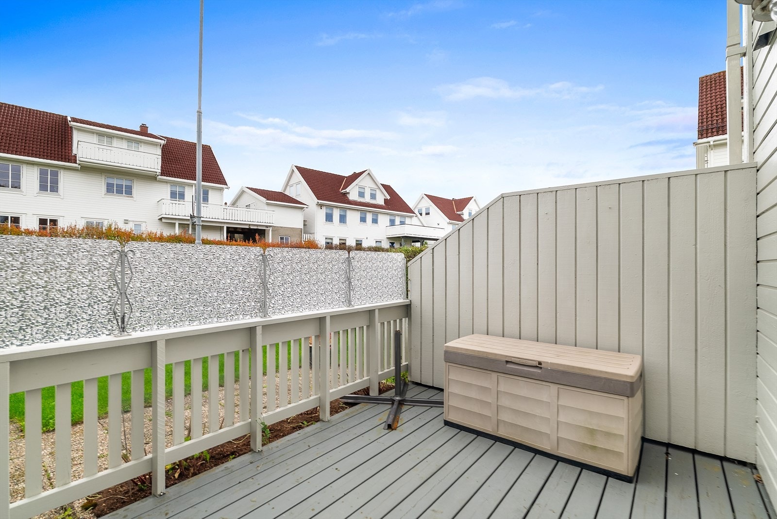 Stor terrasse med svært god plass til utemøbler og grill. Galleribilde