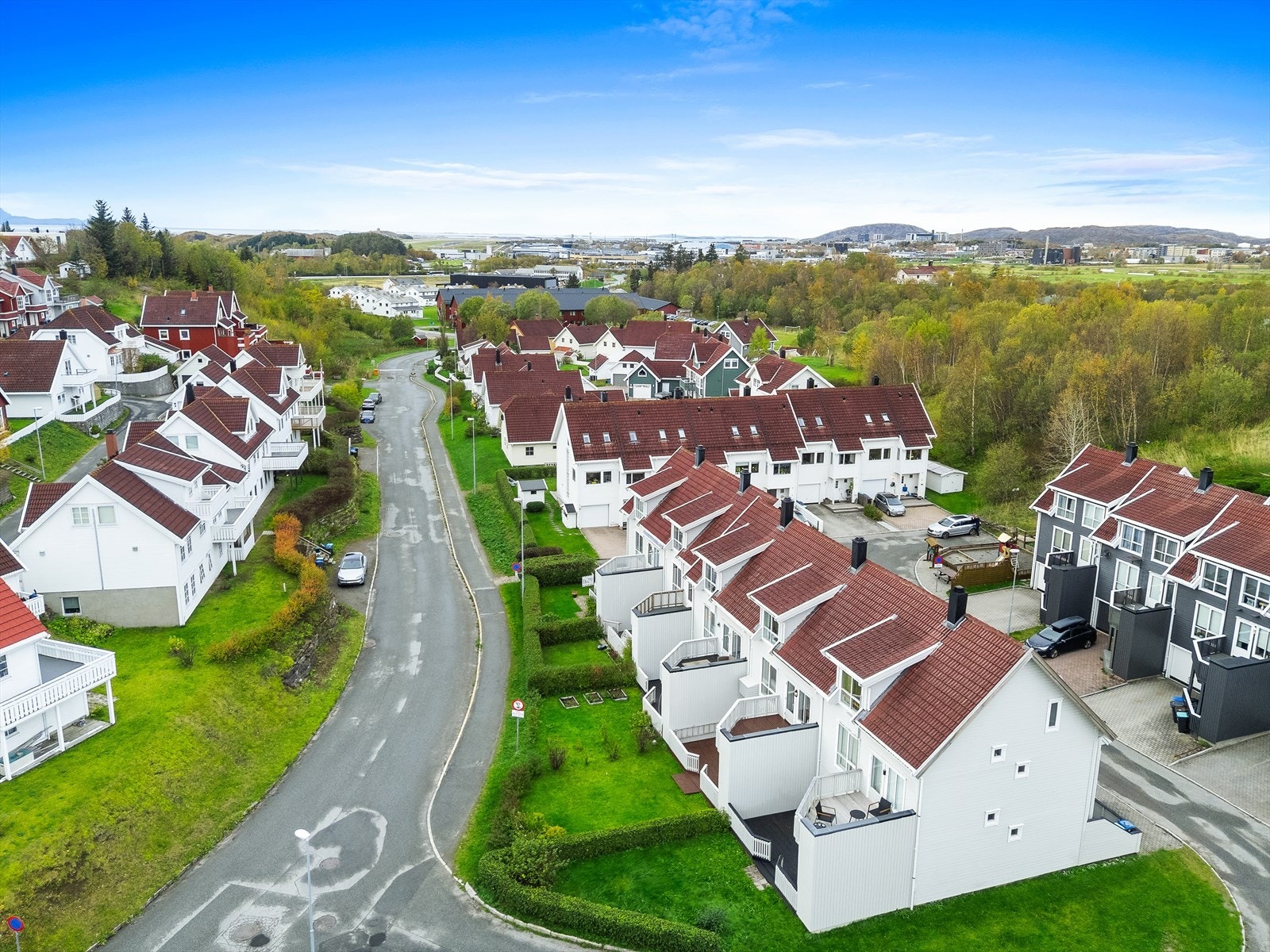 Ettertraktet område med gangavstand til dagligvarebutikk, diverse barnehager og barneskoler, samt fine turområder rett utenfor. Galleribilde