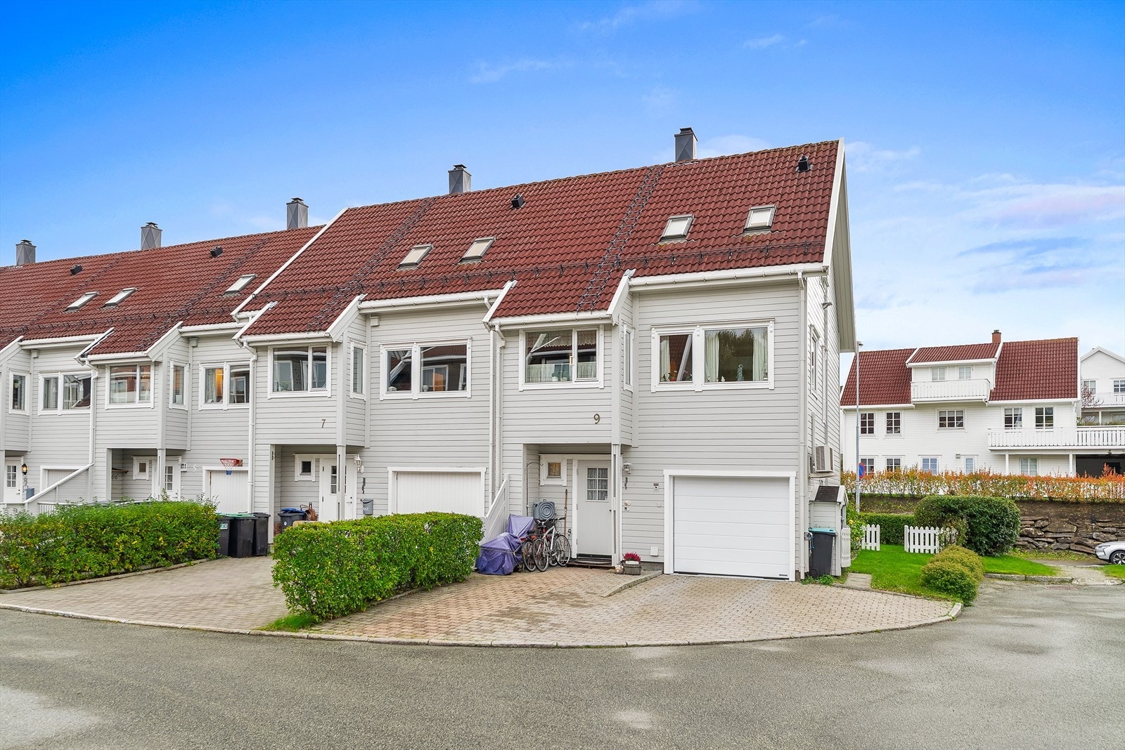 Enderekkehus over tre plan med privat hage, integrert garasje med el bil lading og og brosteins innkjørsel. Galleribilde