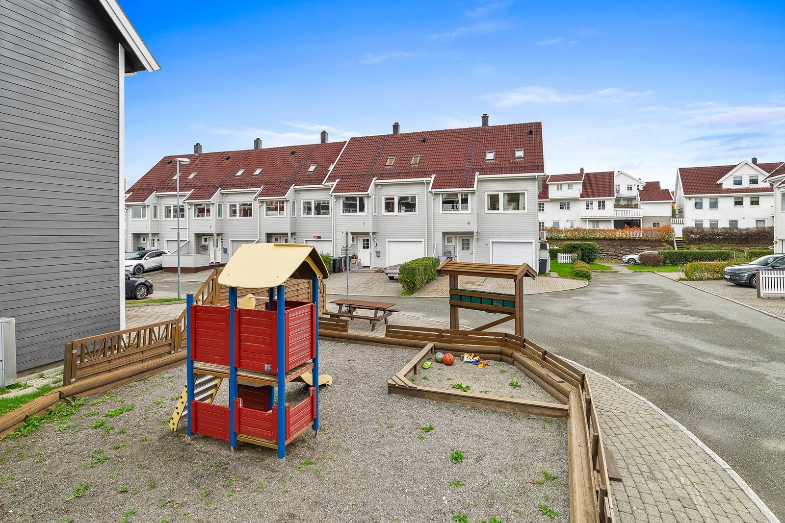 Lekeplass rett ved boligen. Galleribilde