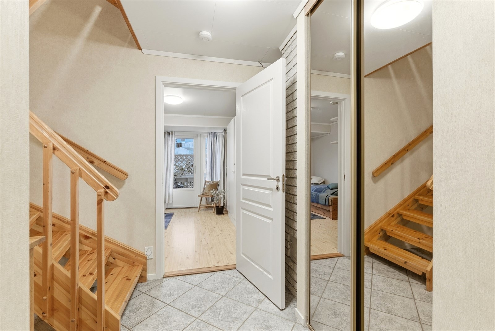 Gang med varme i gulv og skyvedørsgarderobe med speil fronter. Galleribilde