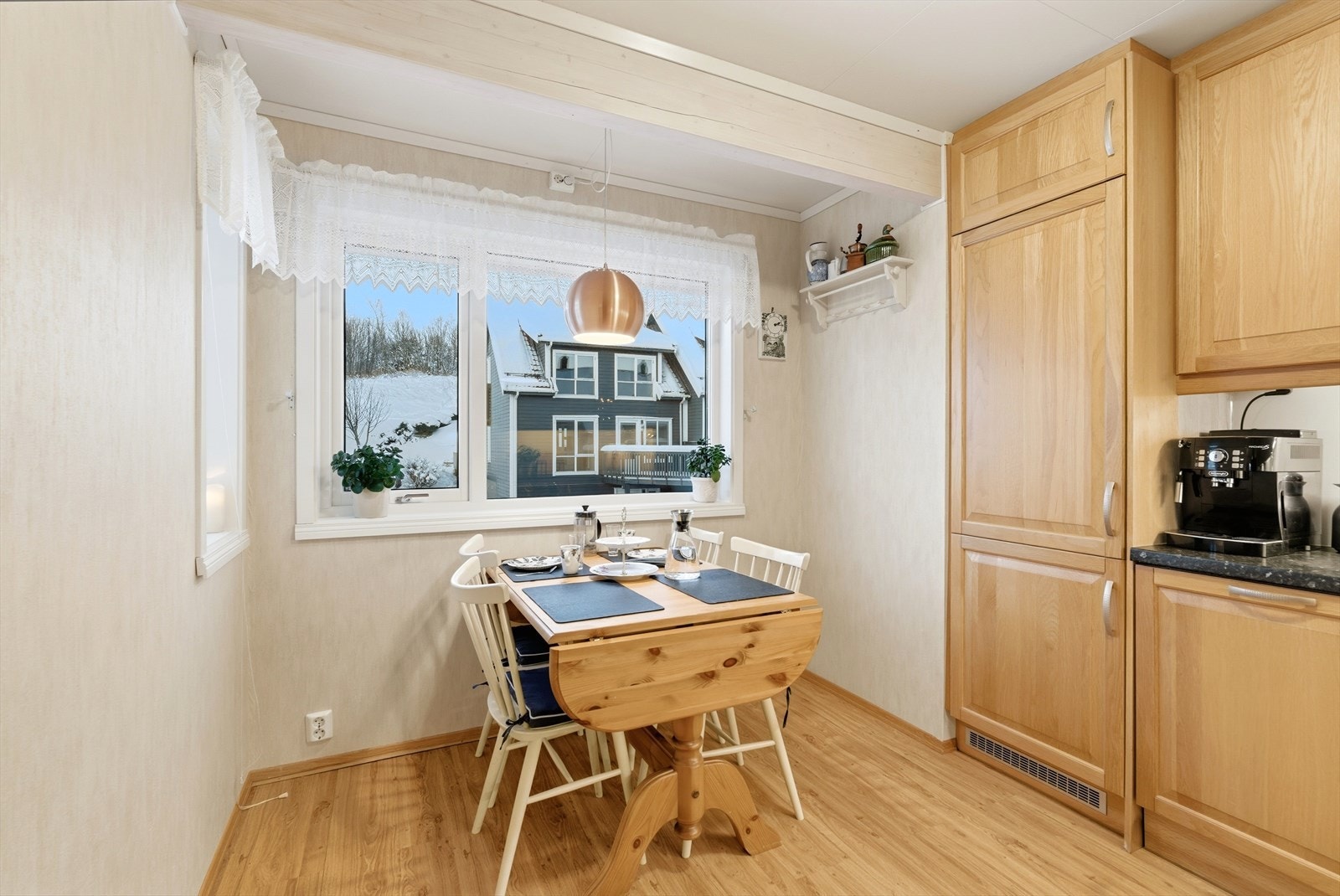 Kjøkkensonen byr på plass til frokostbord ved kjøkken vindusflater. Galleribilde