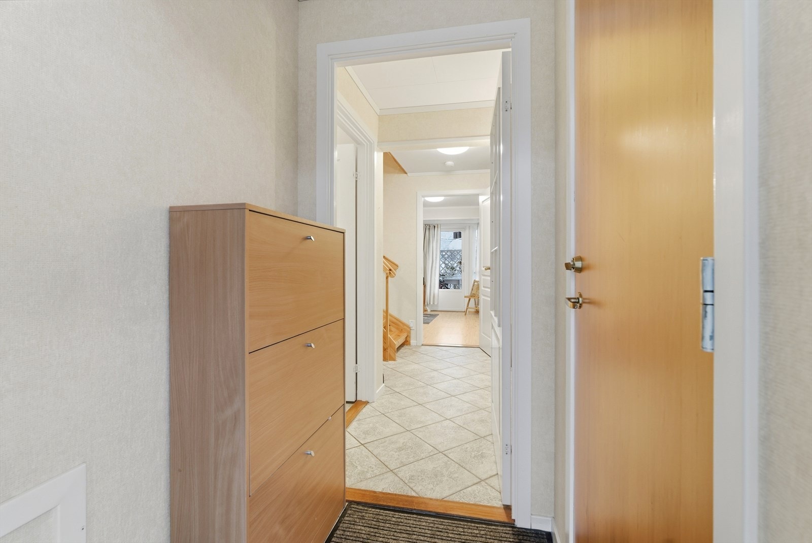 Entre. Direkte ankomst fra garasje. Galleribilde