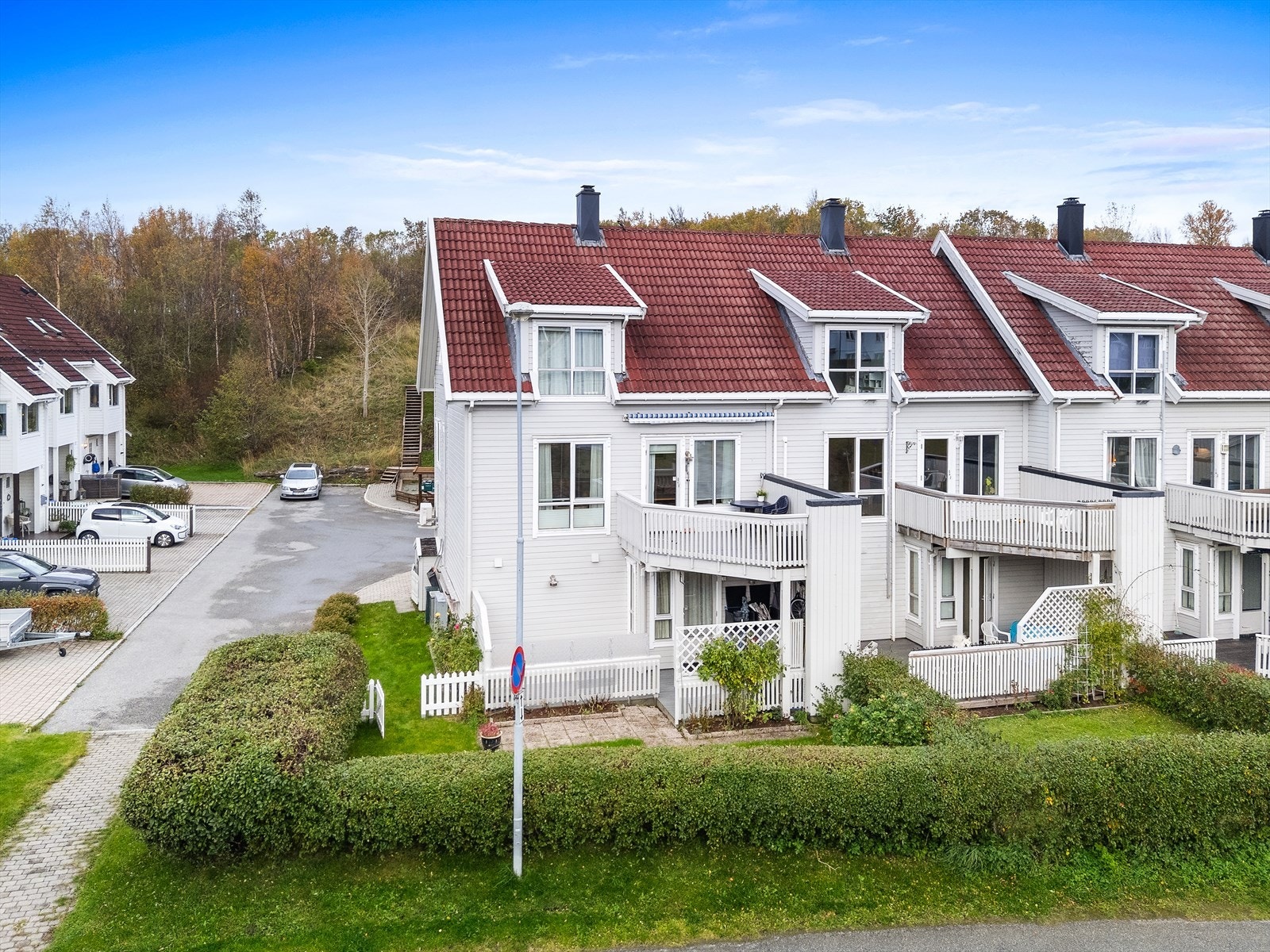 Fradelt privat tomt med flotte solrike utearealer. Galleribilde