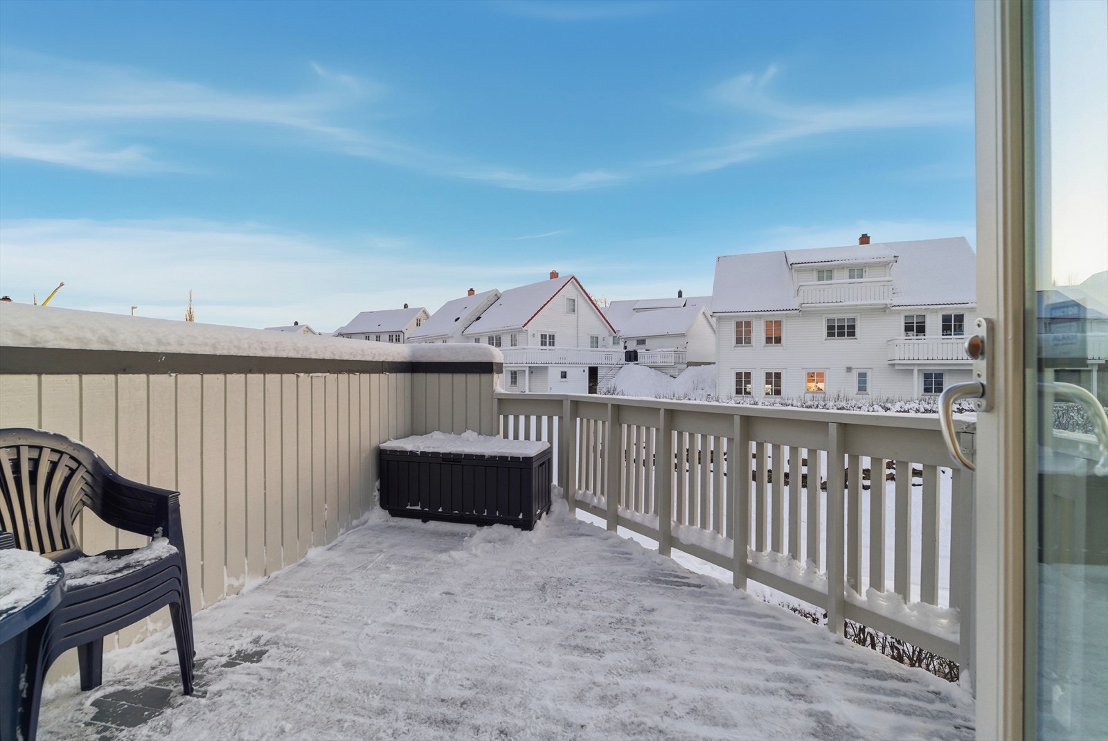 Luftig balkong på 12 m². Her kan du nyte gode solforhold fra tidlig morgen til tidlig kveld. Galleribilde