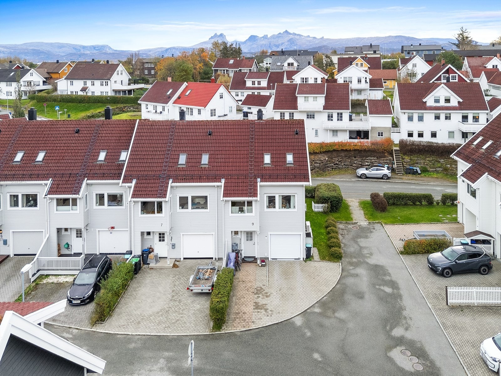 Fasade. Godt vedlikehold eiendom, nyere vindskier og dekkbord 2023, ny garasjeport og el lader i 2023 og nye vinduer på loft i 2023. Galleribilde