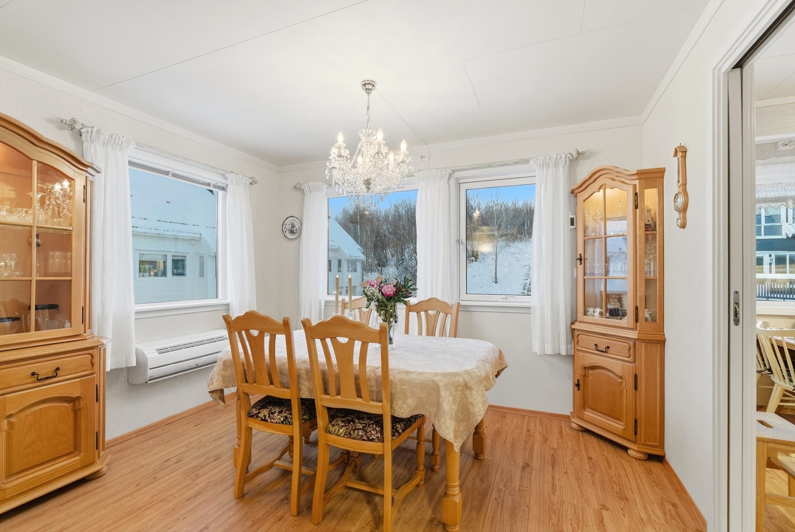 Fin plass til spisebord for hele familien. Galleribilde