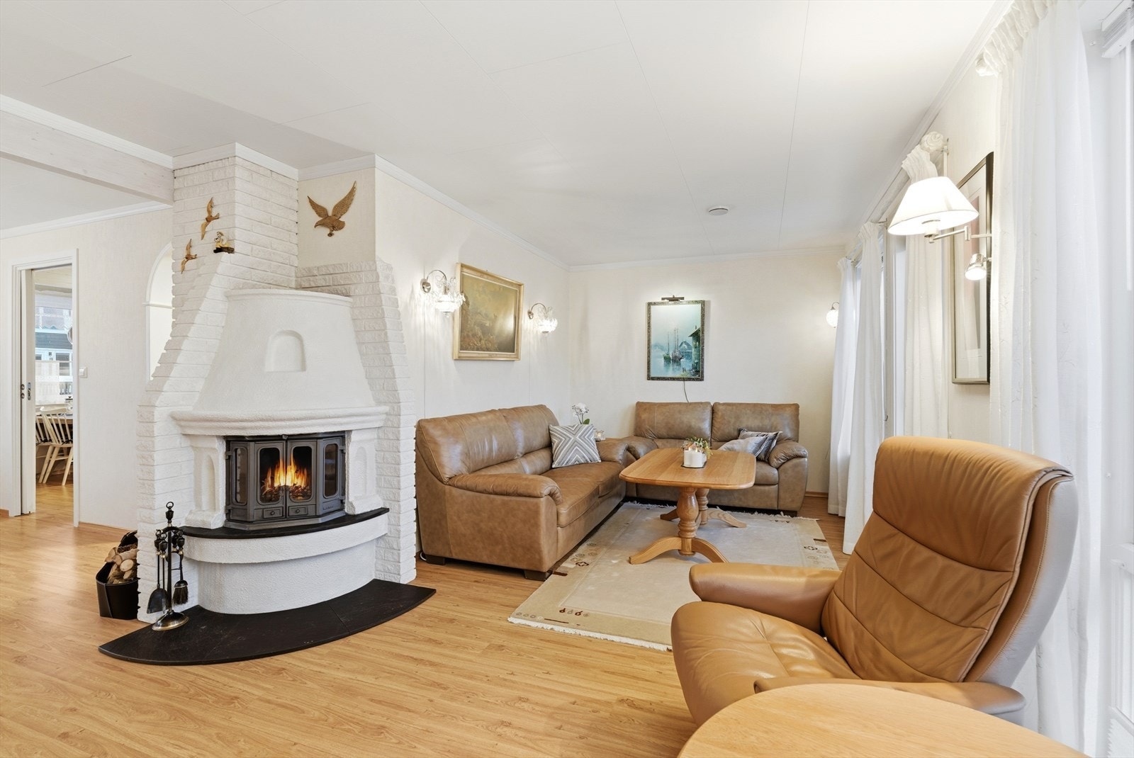 Boligen har vedovn og varmepumpe som byr på et godt inneklima. Galleribilde