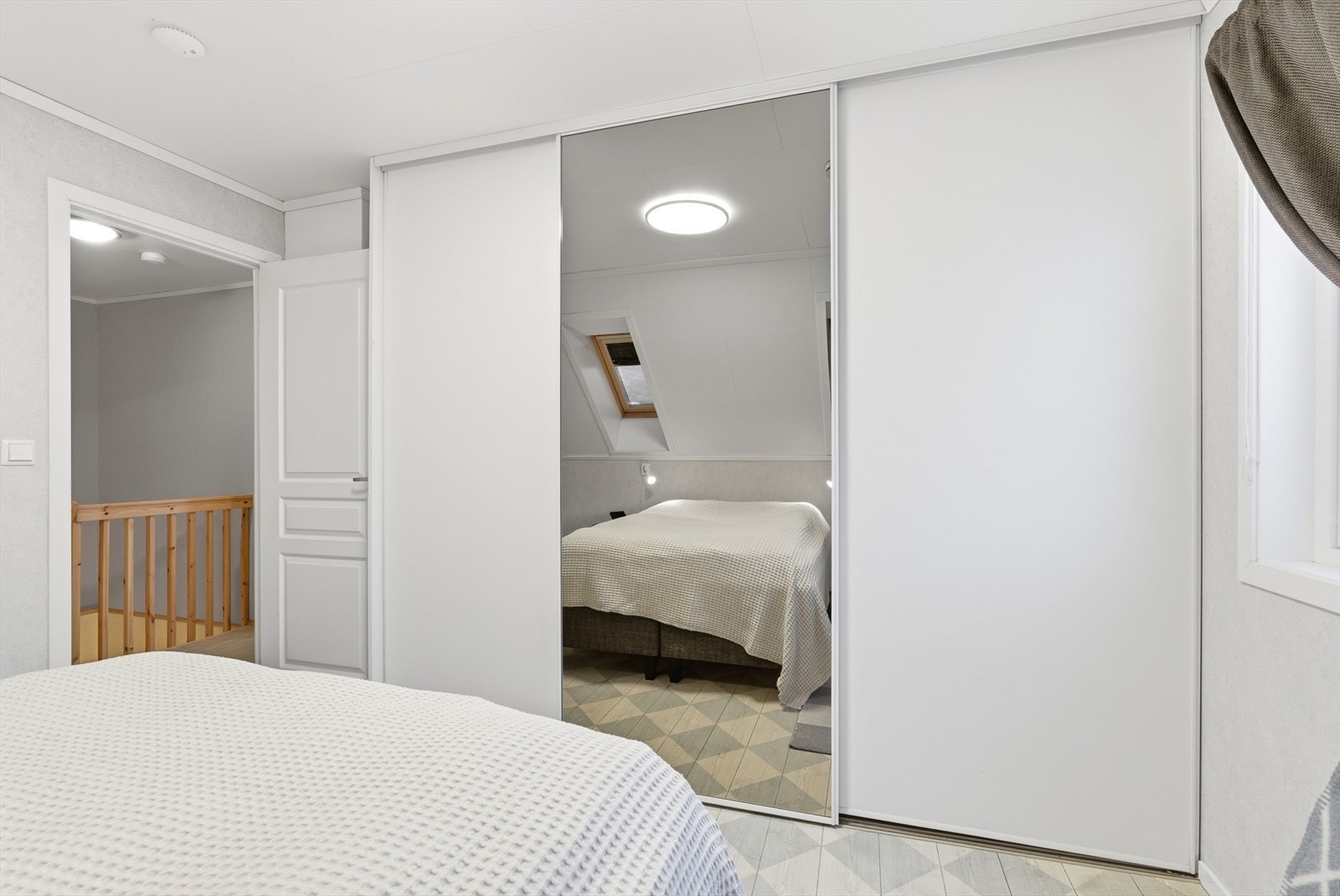 Romslig skyvedørsgarderobe. Galleribilde