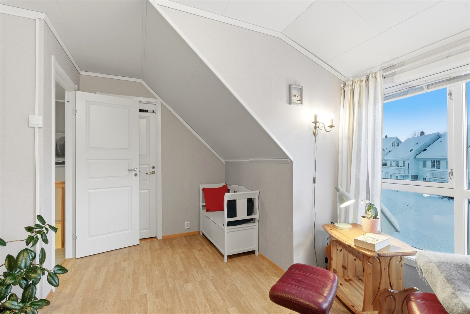 Soverom med ankomst til bod/walk-in closet. Galleribilde