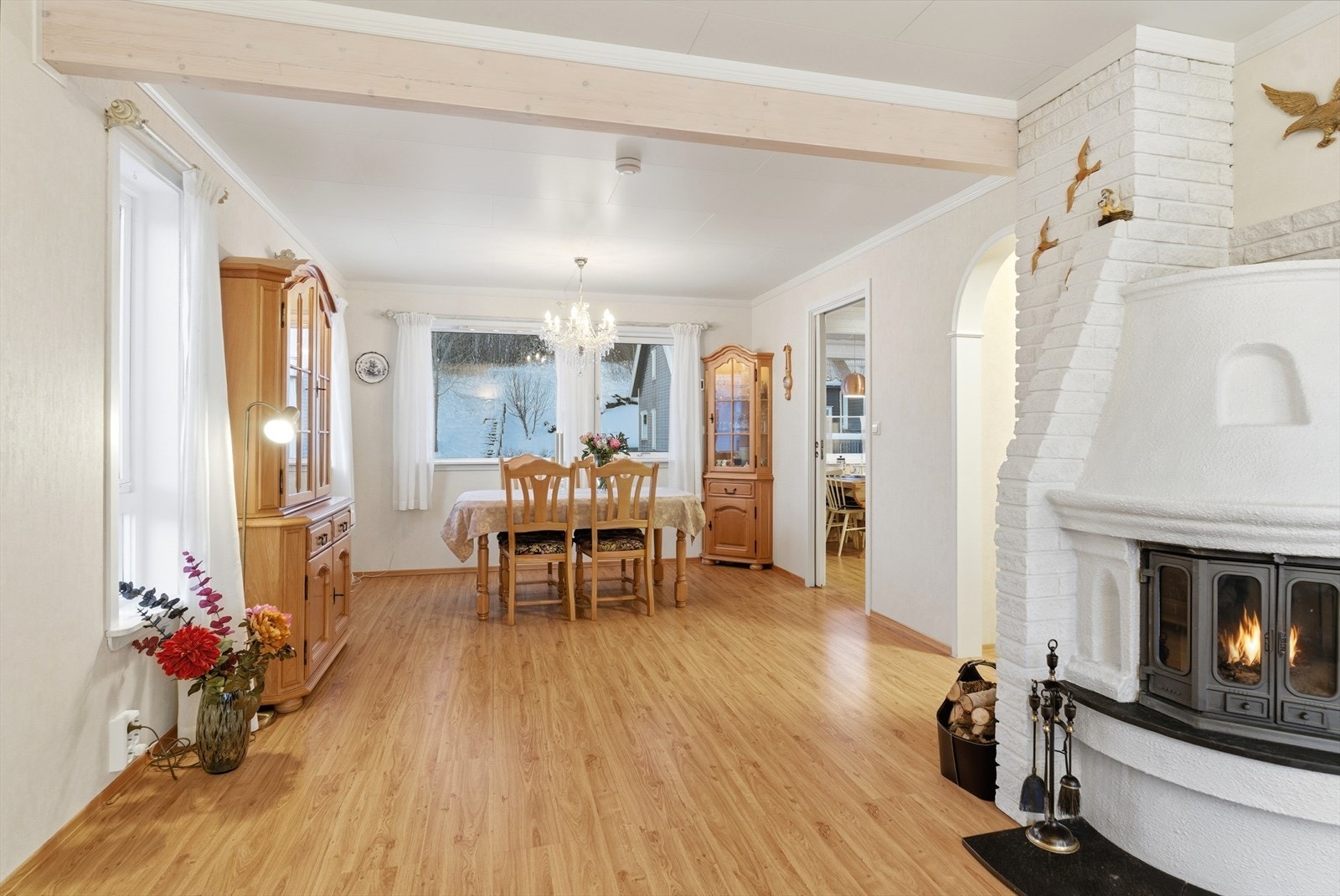 Luftig stue med lyse nøytrale fargevalg. Galleribilde