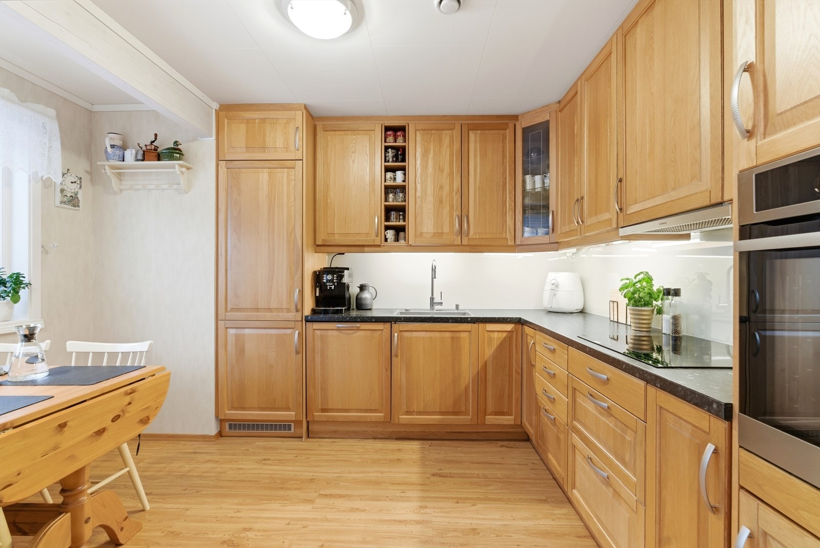 Luftig og fint kvalitetskjøkken fra 2015. Galleribilde