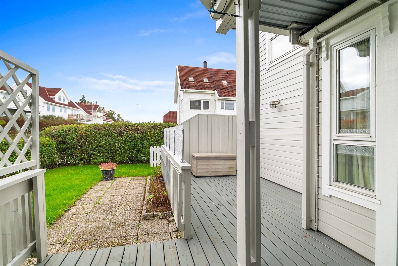 Solrik terrasse område på 16 m² med nedgang til hage. Galleribilde