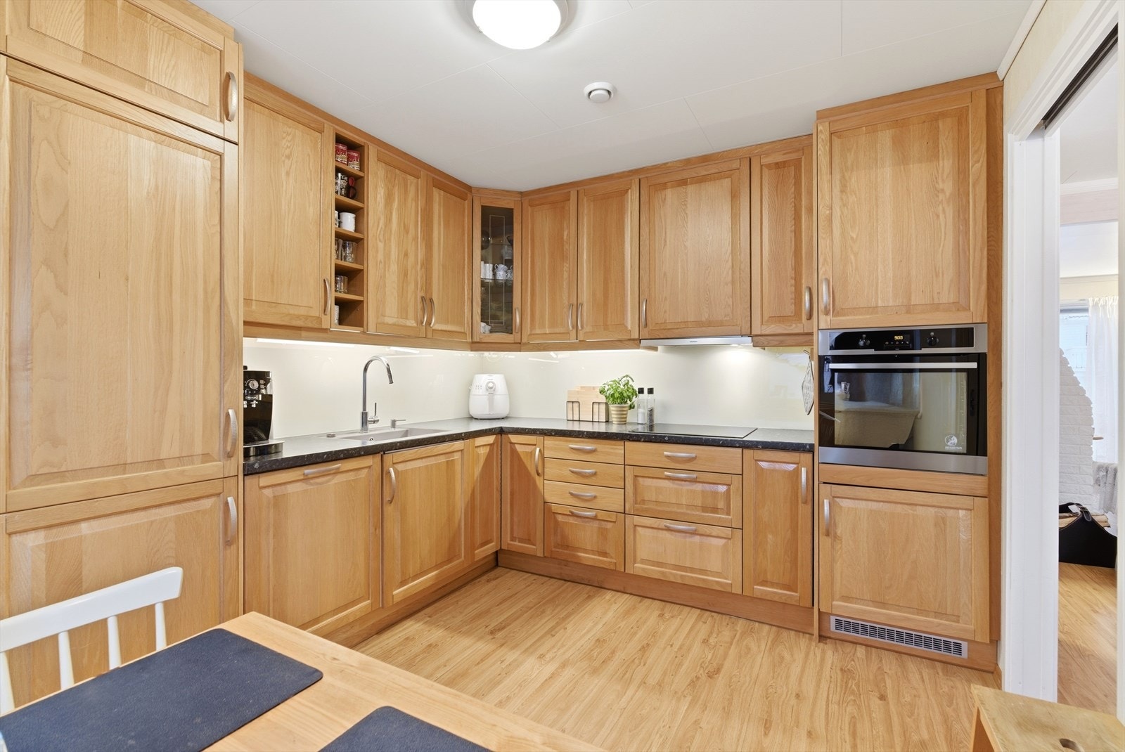 Godt utbygget kjøkken med takhøyde overskap og gode arbeidsflater. Galleribilde