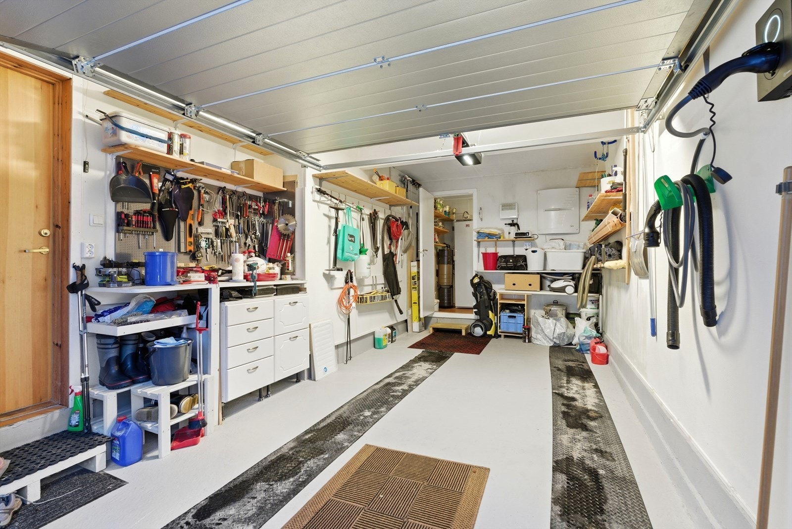 Garasje med el-lading etablert 2023, og bod i bakkant med romslig kjølerom. Galleribilde