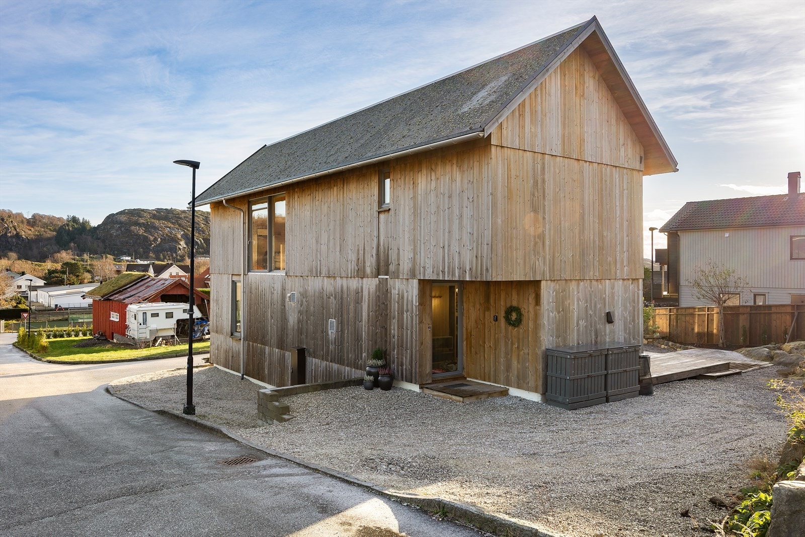 Parkering på egen tomt, med el-bil lader. Selger har hatt planer om å bygge en carport - kontakt megler for mer informasjon om dette. Galleribilde