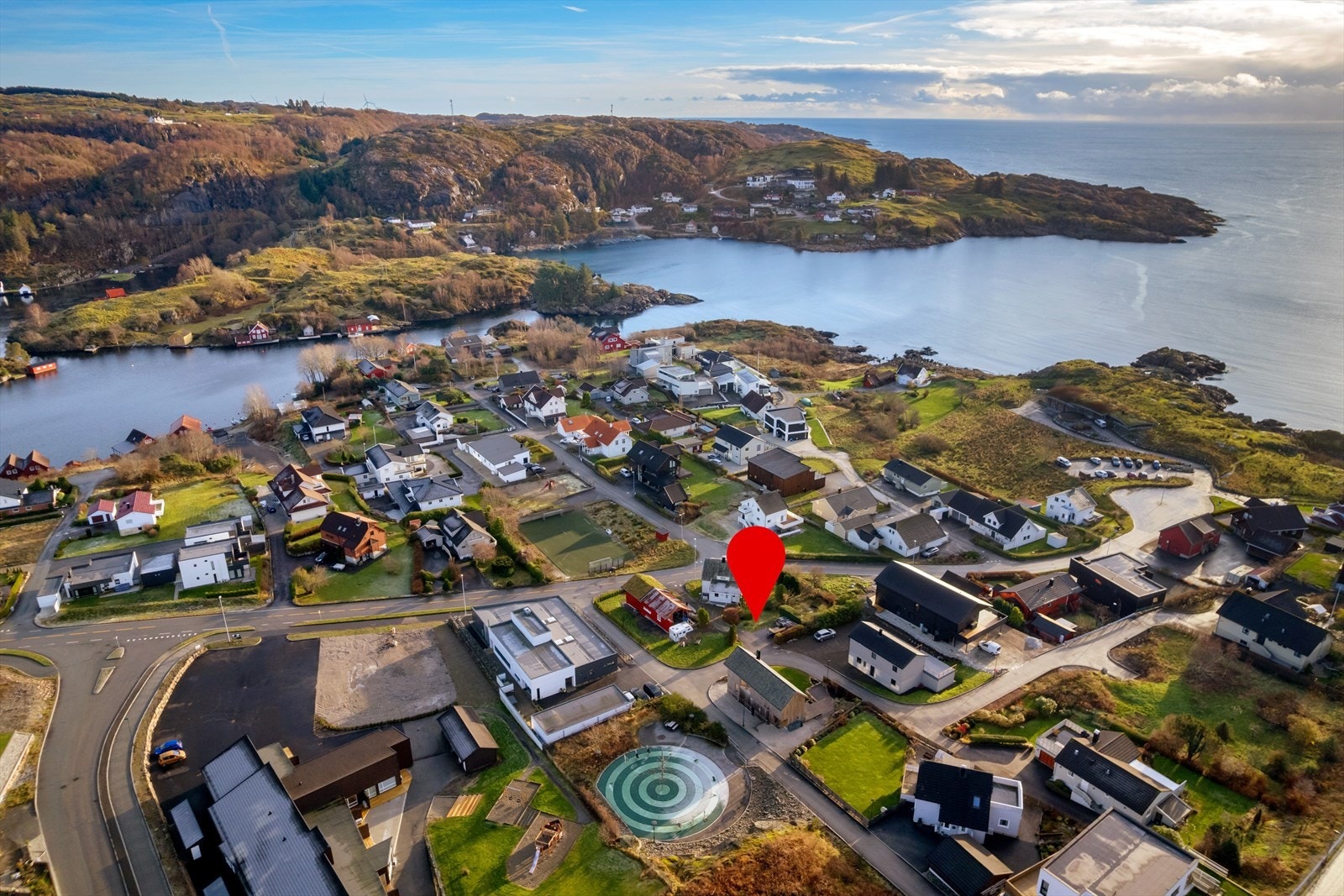 Fin beliggenhet i område som kombinerer fredelige omgivelser med nærhet til natur, samtidig som du har alt av byens fasiliteter innen kort rekkevidde. Barnehage og dagligvarebututikk i nærområdet. Fine turmuligheter like utenfor døra. Galleribilde