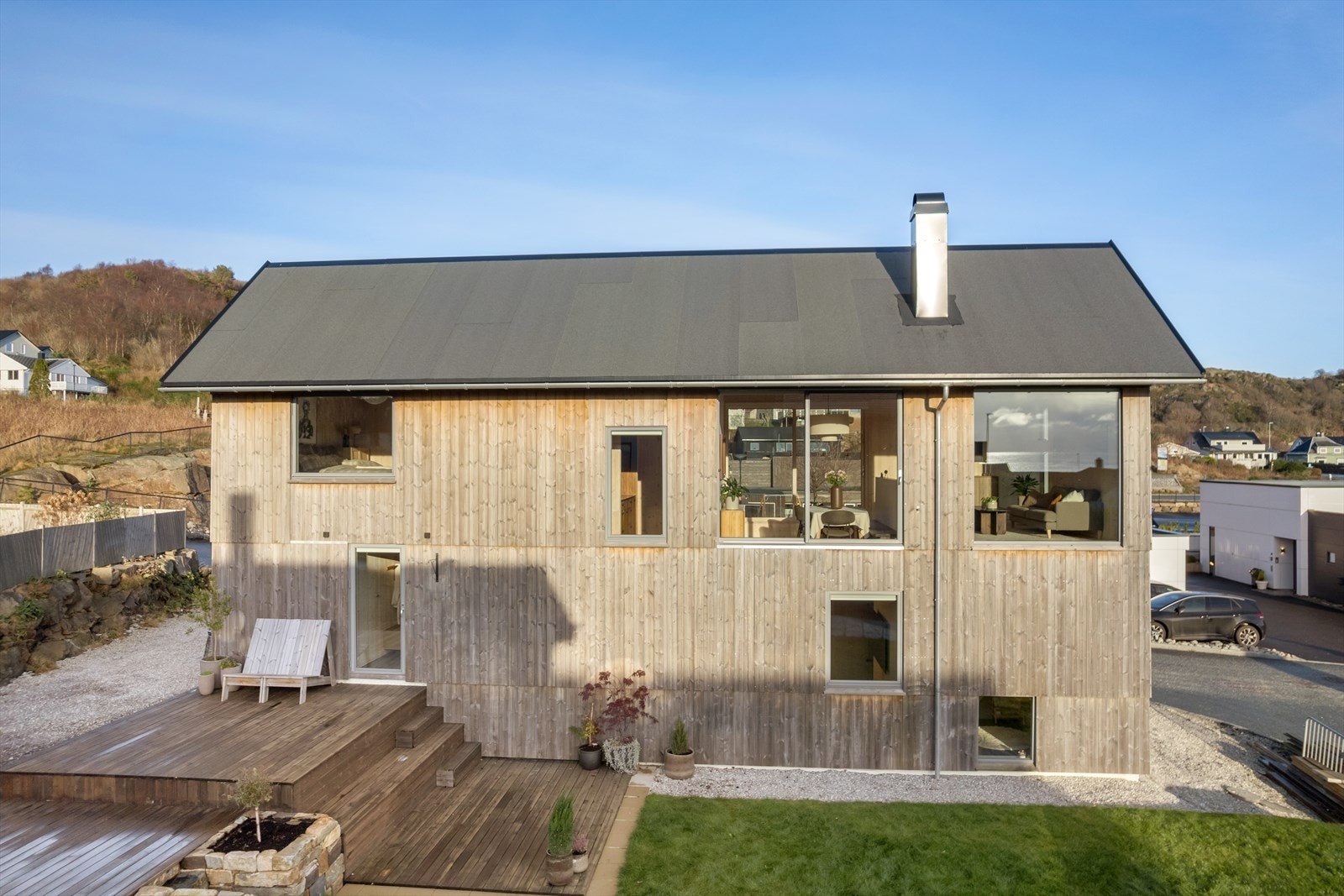 Velkommen til Hestnesveien 263 - en arkitekttegnet perle av en bolig som kombinerer solid håndverk med moderne design. Fotograf Diakrit v/ Arne Ove Østebrøt Galleribilde