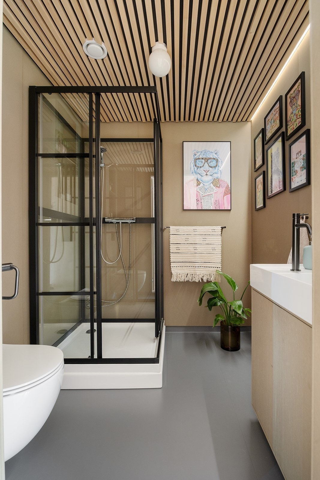 Smakfullt baderom hovedetasje. Galleribilde