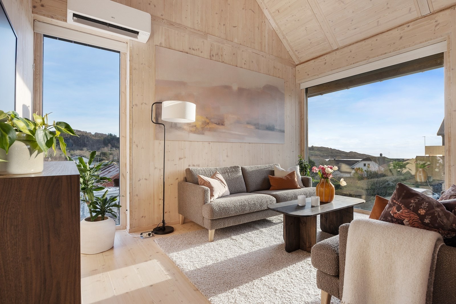 Varmepumpe i stue. Det er tilrettelagt for senere installering av vedovn Galleribilde