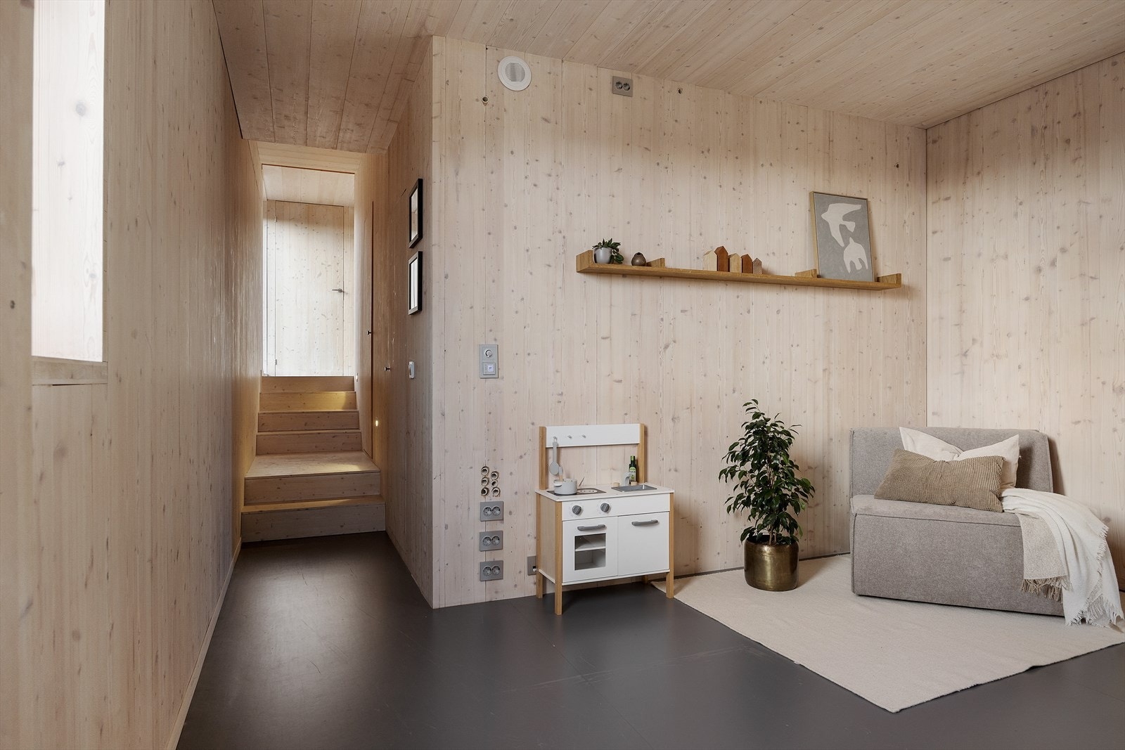 Fin stue i første etasje som kan tilpasses dine behov - om det er for et innbydende kinorom, lekerom for barna eller noe helt annet. Galleribilde