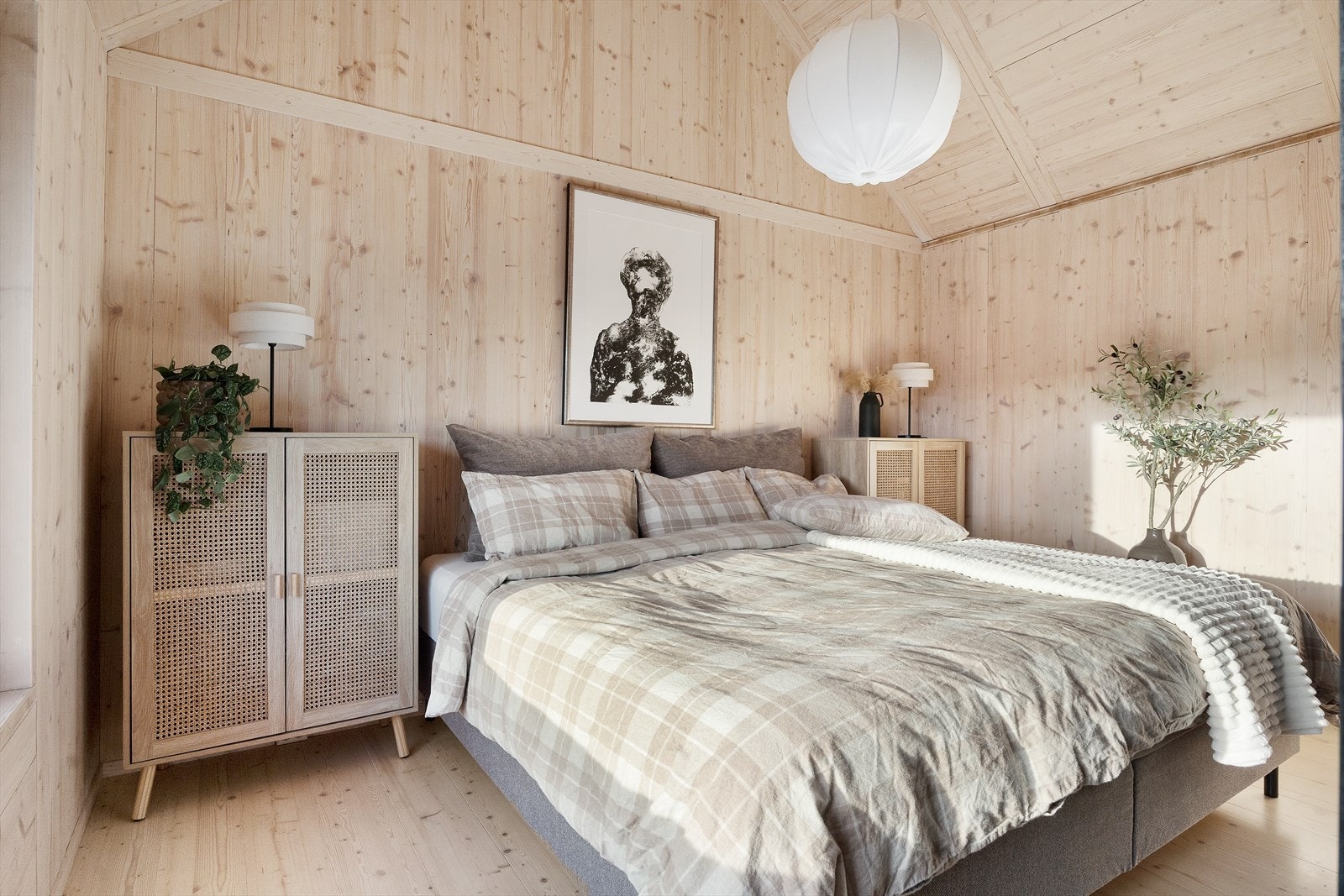 Romslig hoved soverom med himling og trapp opp til hems. Galleribilde