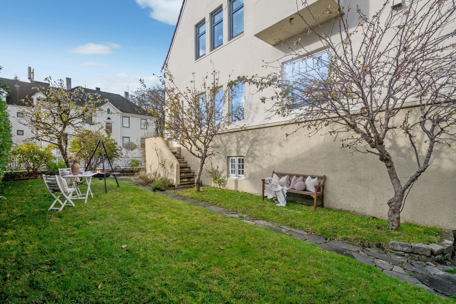 Felles hage med plen gir mulighet for avslapning og hyggelig samvær. Galleribilde