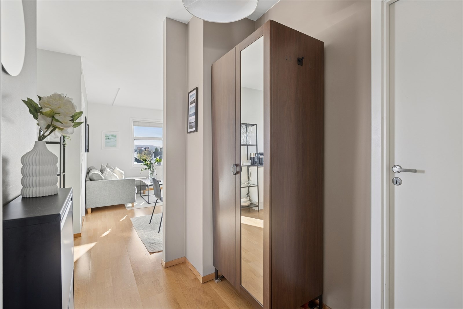 Direkte forbindelse til stueområdet gir enkel tilgang til oppholdsrommet. Galleribilde