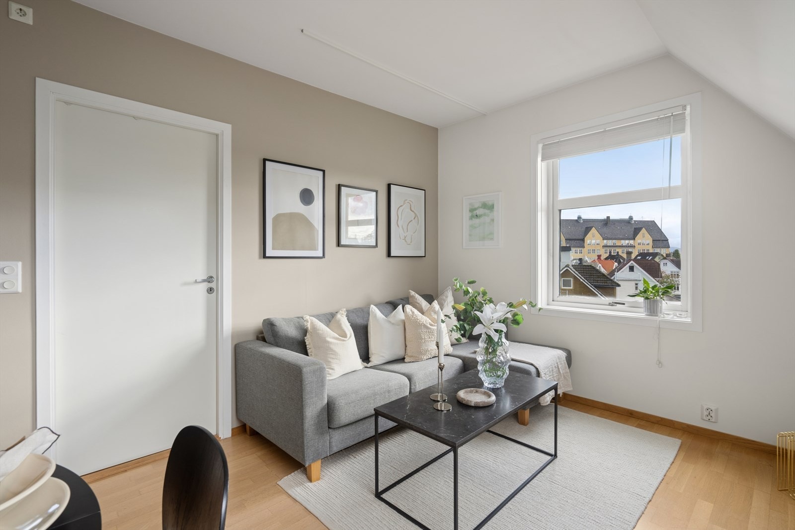 Parkettgulv og slette malte vegger gir et stilrent og klassisk utrykk. Galleribilde